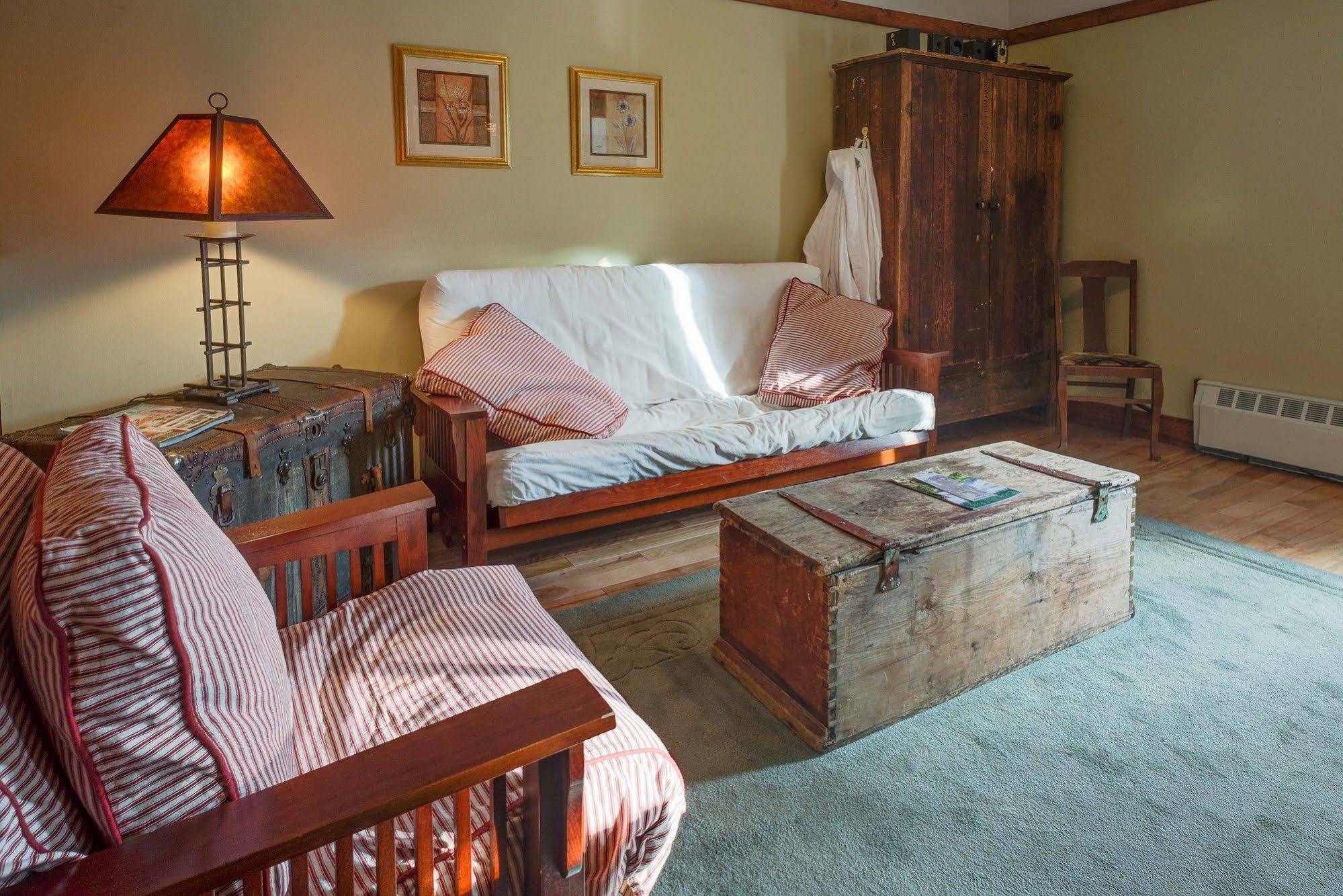 Country Encounters Accommodations Coleman Exterior photo