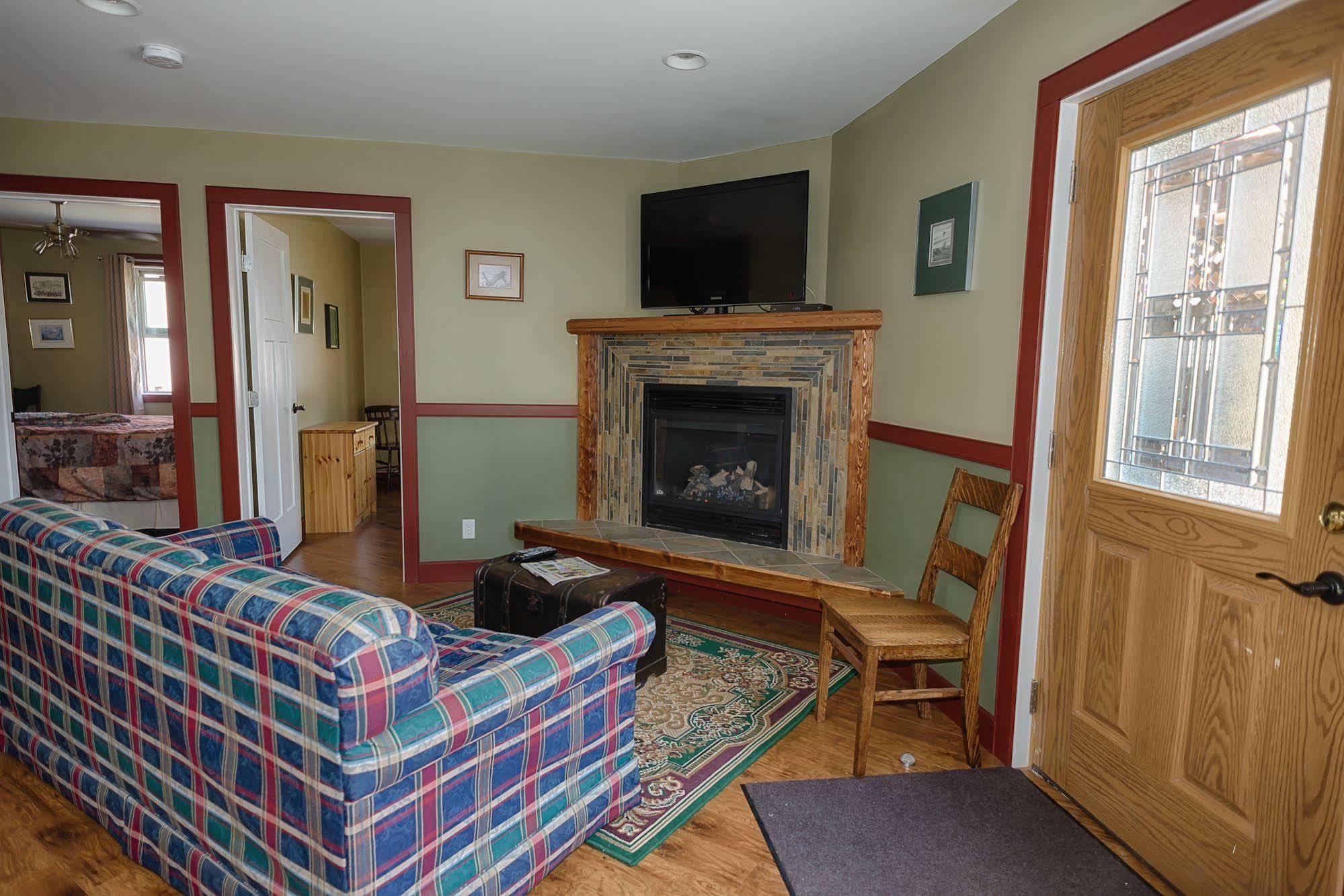 Country Encounters Accommodations Coleman Exterior photo