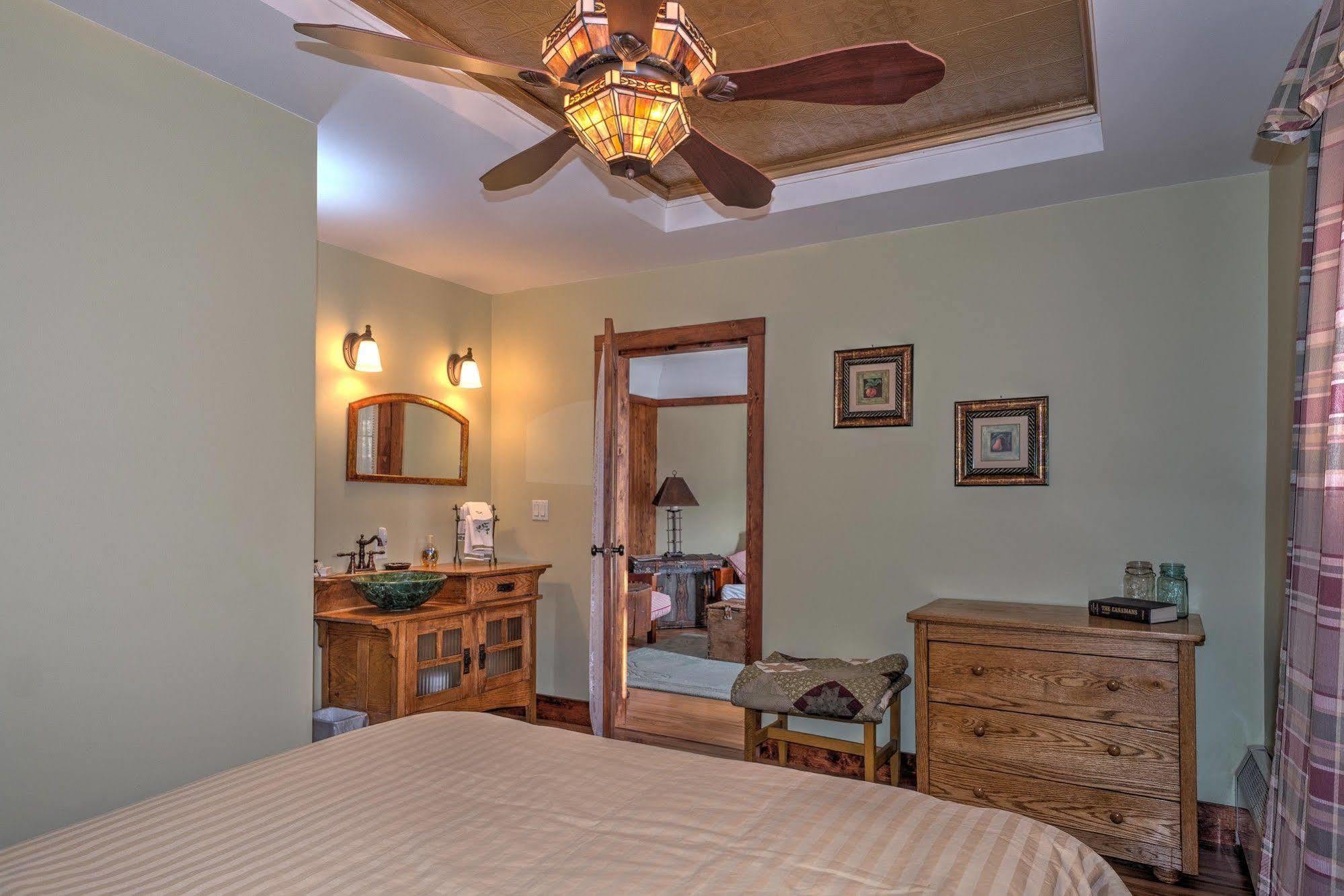 Country Encounters Accommodations Coleman Exterior photo